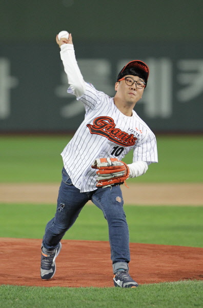 개그맨 이동엽님의 시구모습